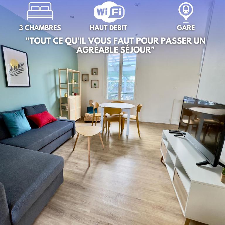 un salon avec un canapé et une table dans l'établissement Spacieux Appartement 3 chambres Au Pied De La Gare, à Amiens