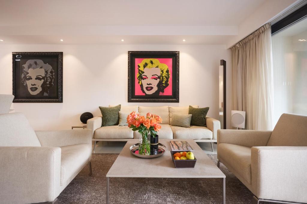 un salon avec deux canapés et une table dans l'établissement Carlton & Croisette, chic & entièrement rénové, 2 chambres & 2 sdb, à Cannes