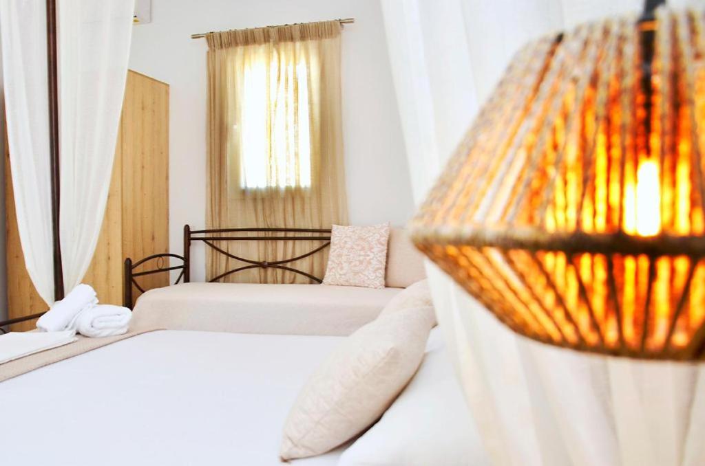 Posteľ alebo postele v izbe v ubytovaní Louros rooms