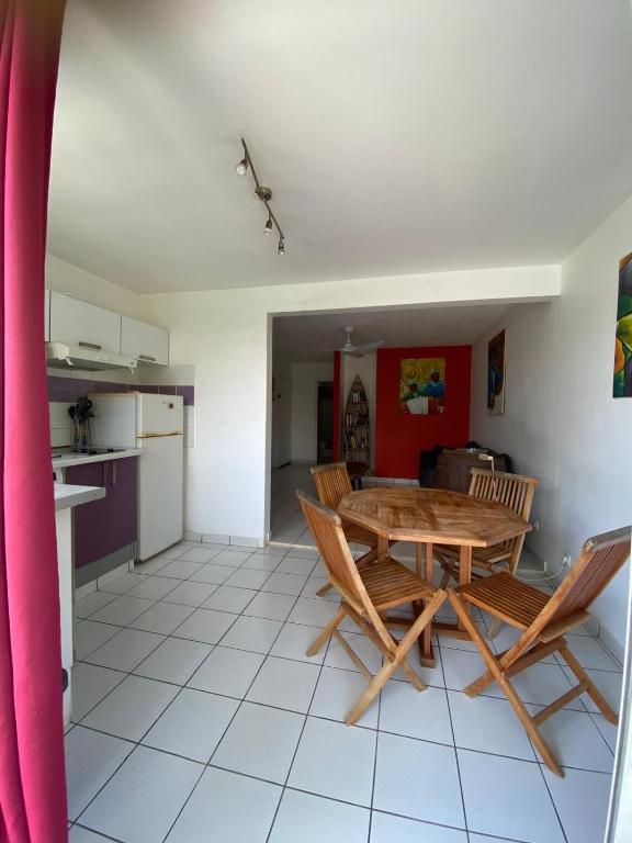 Kuchyň nebo kuchyňský kout v ubytování CoCoKreyol - " ARUBA"