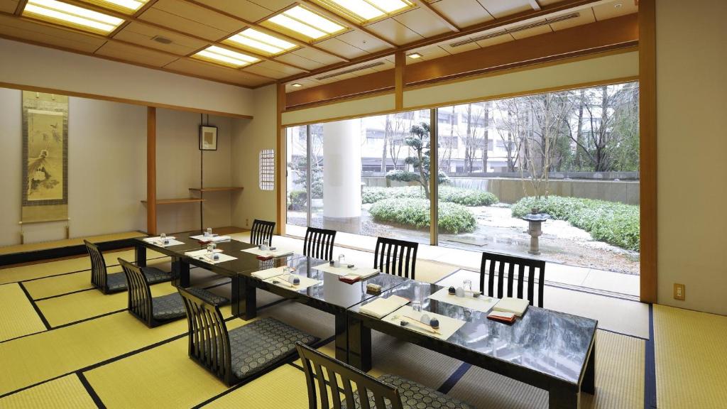 Posezení v ubytování ANA Crowne Plaza Niigata by IHG