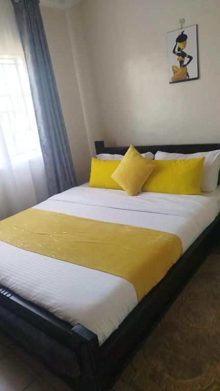 Postel nebo postele na pokoji v ubytování Shanvin Homes-2 Bedroom Ensuite Apartment close to Rupa Mall, Mediheal, St Lukes and TopHill Hospitals