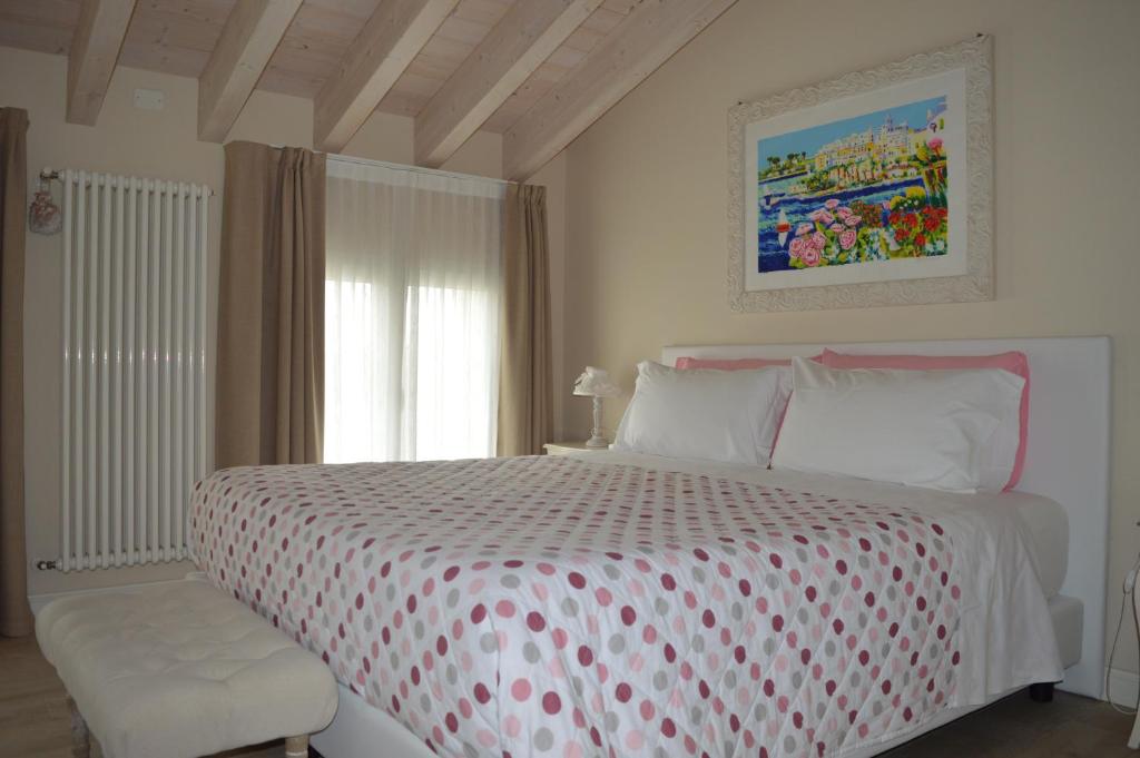 sypialnia z łóżkiem z czerwoną i białą narzutą w obiekcie B&B La Fiaba w Sirmione
