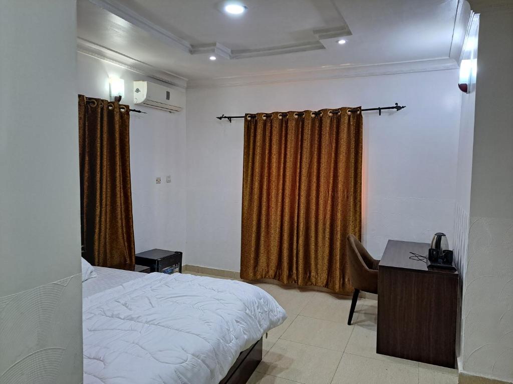 Postel nebo postele na pokoji v ubytování DeraDavids Apartment