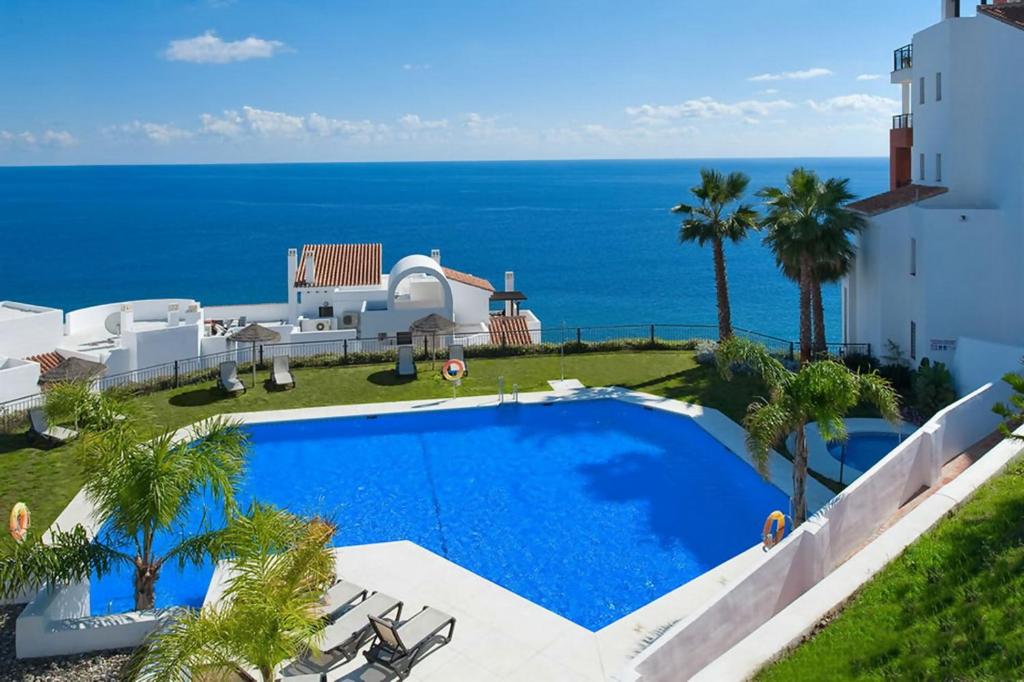 Bazén v ubytování Apartamento con impresionantes vistas al mar nebo v jeho okolí