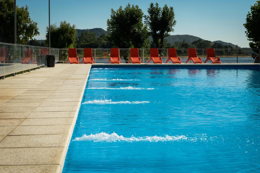 أميريان فيلا ديل ديك في فيلا ديل ديكي: مسبح بكراسي حمراء وماء ازرق