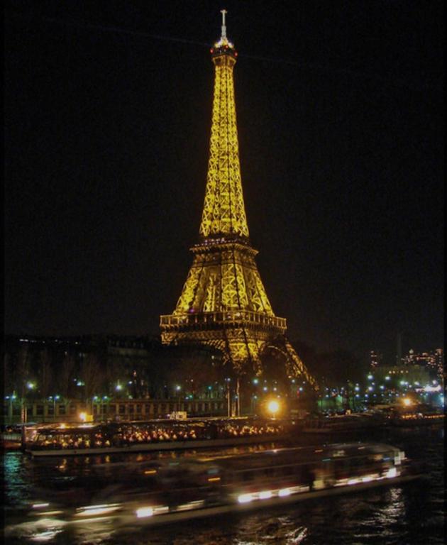 - une vue sur la tour Eiffel la nuit dans l'établissement Charming Apartement near Eiffel Tour, à Paris