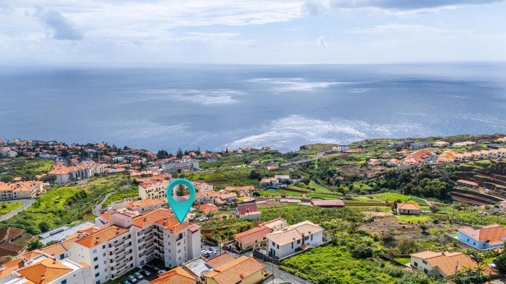 eine Luftansicht auf eine Stadt und das Meer in der Unterkunft Cozy Seaside Cottage Ocean Views and Near Beach in Caniço