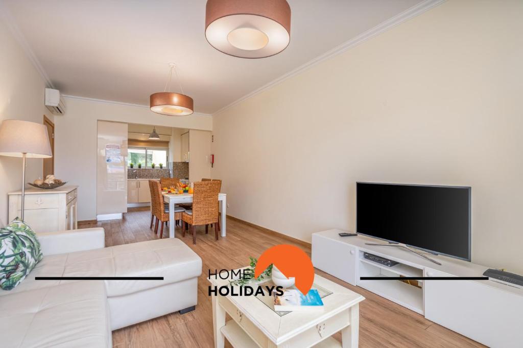 ein Wohnzimmer mit Sofa und Fernseher in der Unterkunft #010 Marina by Home Holidays in Páteo