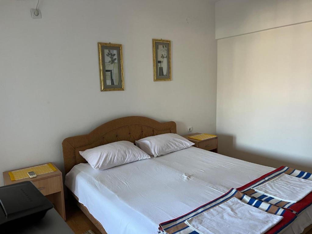 A bed or beds in a room at Guest House Plima 2
