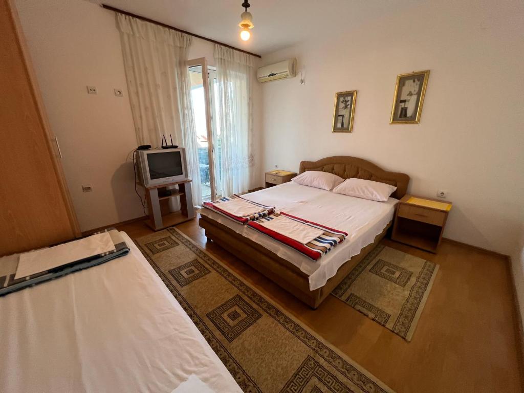 A bed or beds in a room at Guest House Plima 2