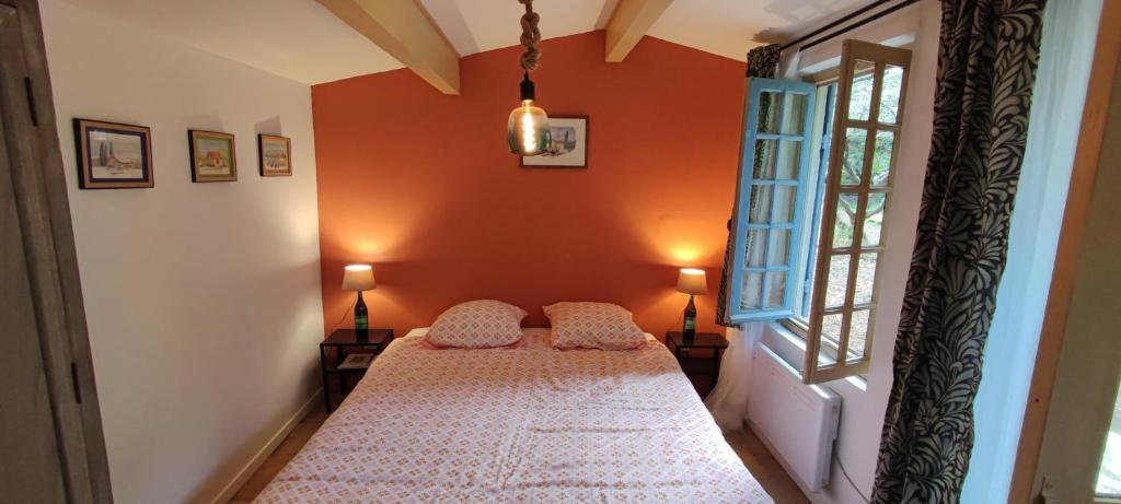 une chambre avec un lit dans une pièce avec une fenêtre dans l'établissement Cabanon St Joseph, 2 personnes, à Boulbon