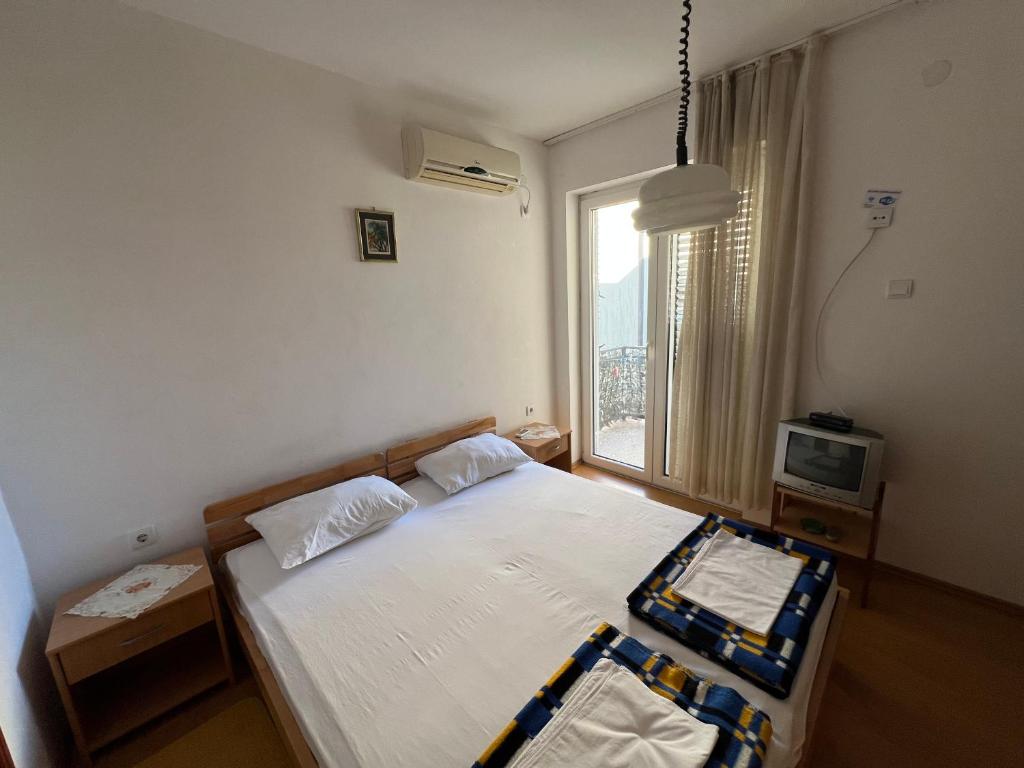 A bed or beds in a room at Guest House Plima 2