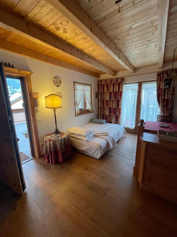 ein Schlafzimmer mit einem Bett und einer Lampe darin in der Unterkunft Luxury panoramic apartment Plan de Corones in Welsberg-Taisten