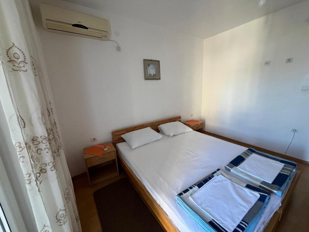 A bed or beds in a room at Guest House Plima 2