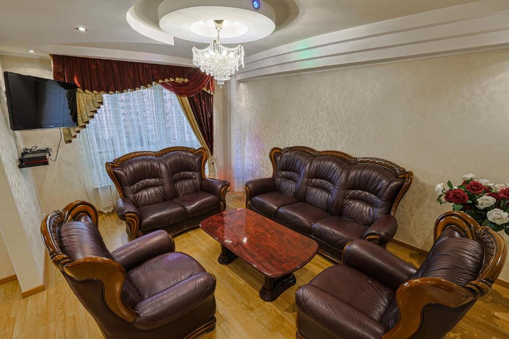 - un salon avec des meubles en cuir et une télévision dans l'établissement Très belle Apparemment 80 m2 Double Séjour à Strasbourg proche Zénith Gare Centrale Centre Ville CHU Hôpital, à Strasbourg