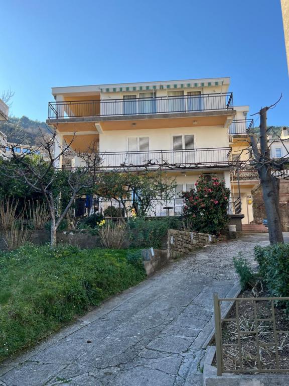 The building in which a vendégházakat is located