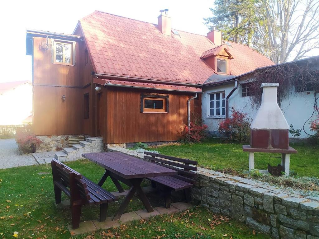 Vonkajšia záhrada v ubytovaní Domek nad Złotym Potokiem