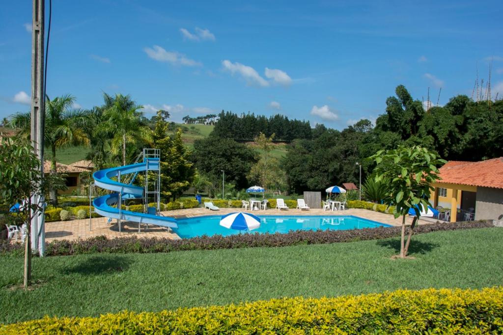 einen Pool mit Rutsche in einem Resort in der Unterkunft Hotel Fazenda Monte Sião in Monte Sião