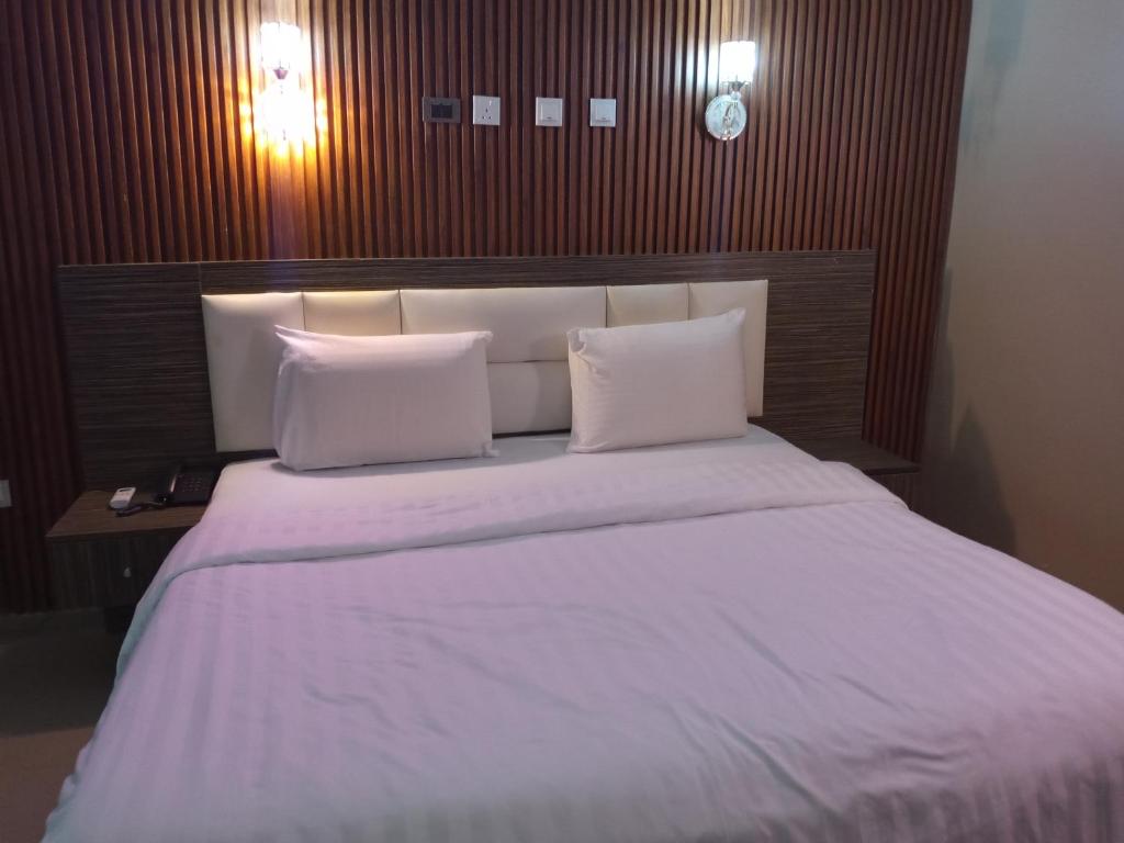 Postel nebo postele na pokoji v ubytování Tofana Hotel and Event Center