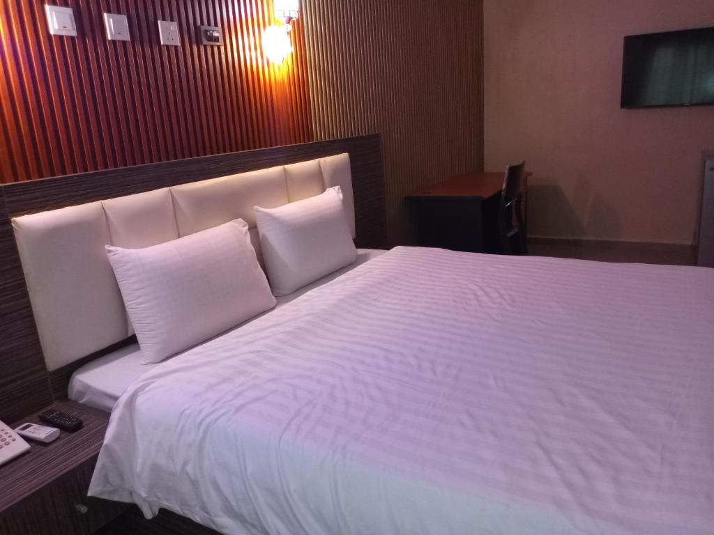 Postel nebo postele na pokoji v ubytování Tofana Hotel and Event Center