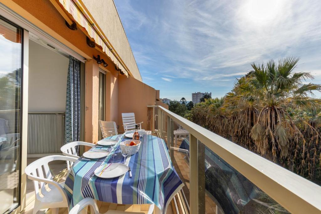 un balcon avec une table et des chaises sur un balcon dans l'établissement Happyfew appartement les palmiers, à Nice