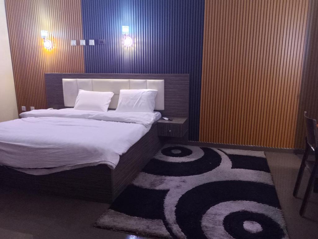 Postel nebo postele na pokoji v ubytování Tofana Hotel and Event Center