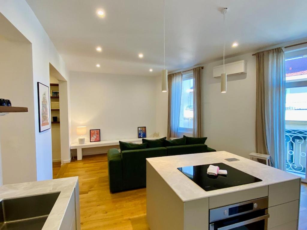 un salon avec un canapé vert et une table dans l'établissement 'Lazare' T3 Climatisé, Centre-ville, Wifi, à Sète