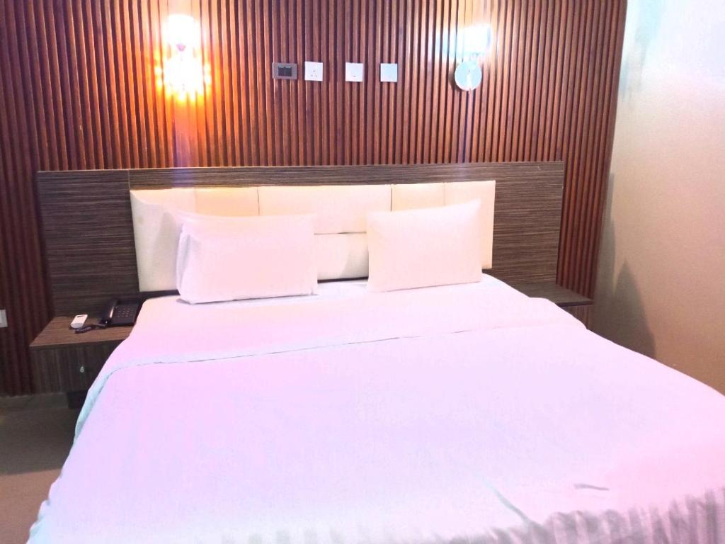 Postel nebo postele na pokoji v ubytování Tofana Hotel and Event Center
