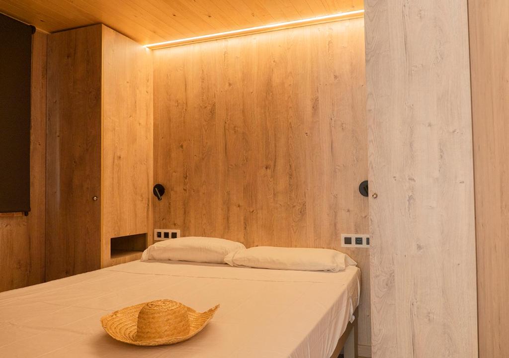 Postel nebo postele na pokoji v ubytování CAMPING SÈNIA RUPIT