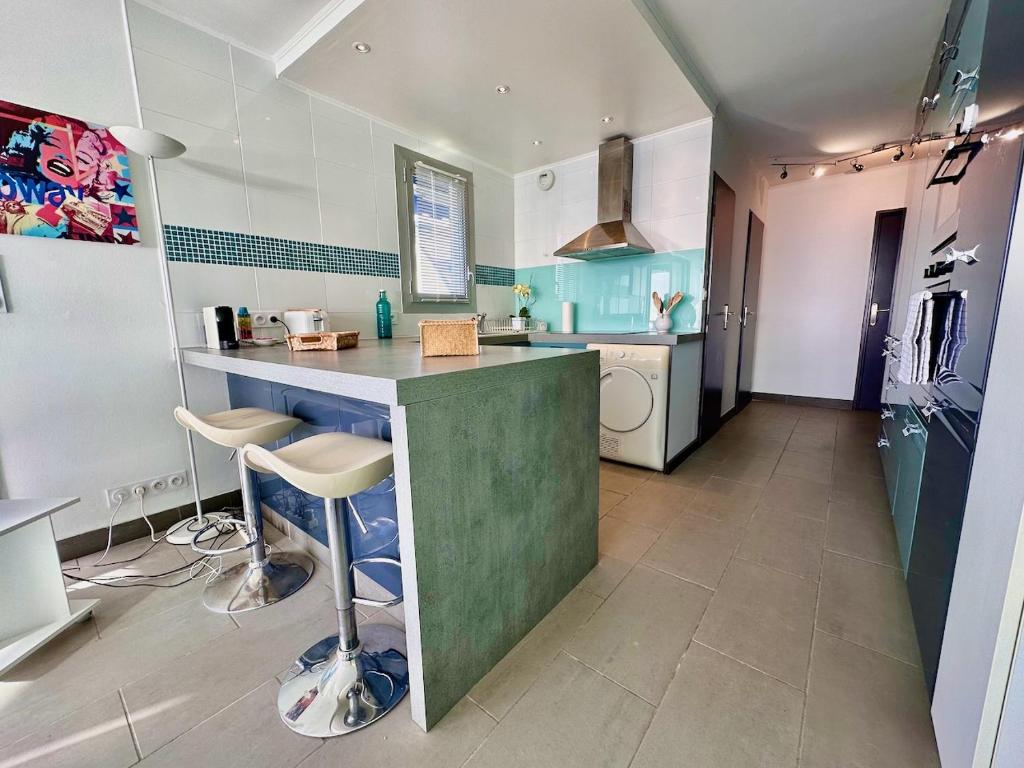 A cozinha ou cozinha compacta de PGH N9- Vue Mer, 100m de la Plage & Parking Privé