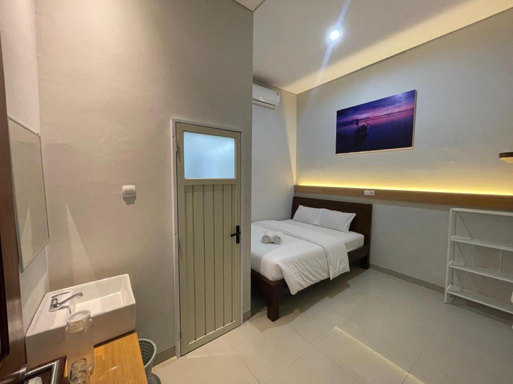 Postel nebo postele na pokoji v ubytování Summer inn Karimunjawa