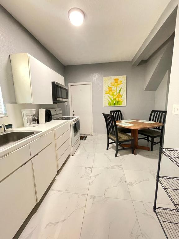 Kuchyň nebo kuchyňský kout v ubytování Ohana Wynwood