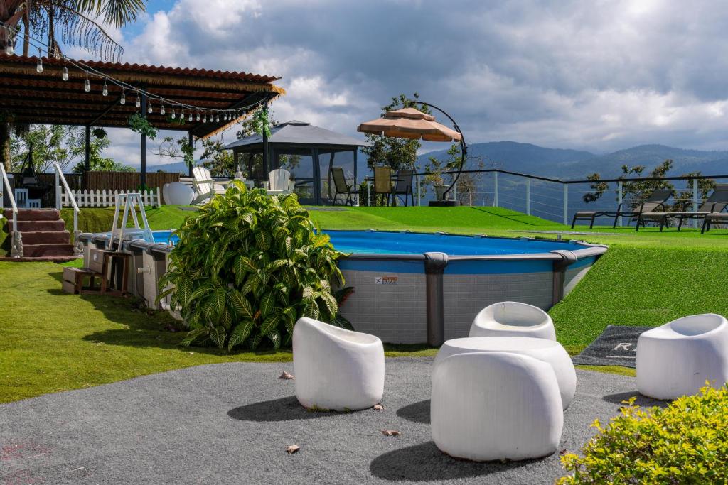 Bazén v ubytování Glamping Renacer Vistas Turrialba, Paris nebo v jeho okolí