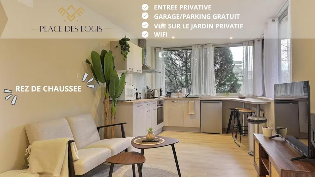 un salon avec un canapé et une cuisine dans l'établissement Appartement 1 chambre, rez de chaussée avec garage, à Montbéliard