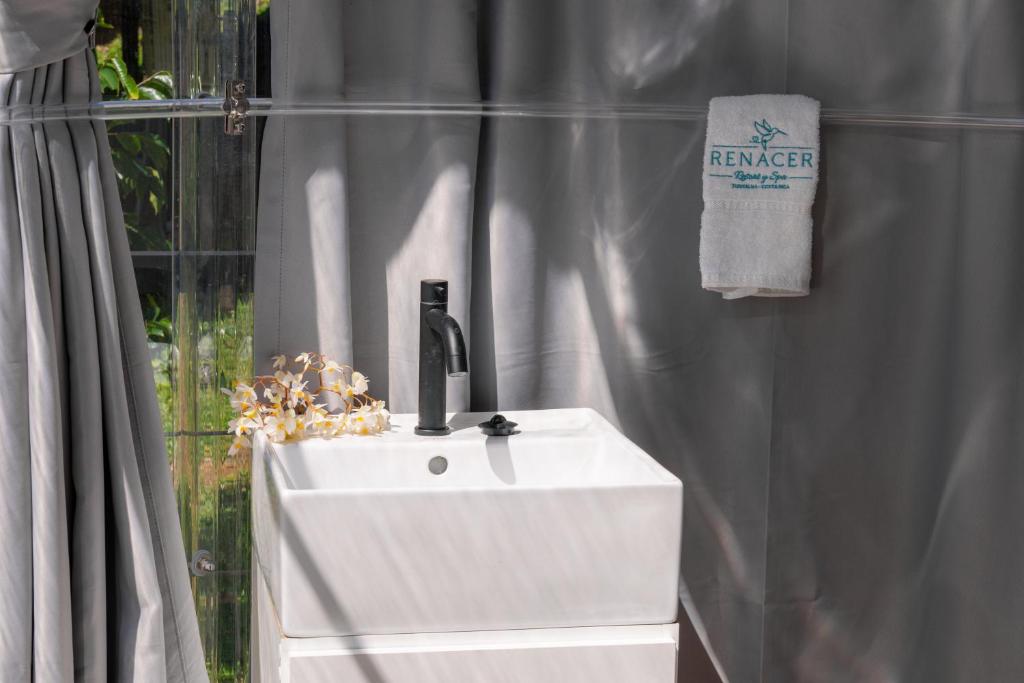 Koupelna v ubytování Glamping Renacer Vistas Turrialba, Paris