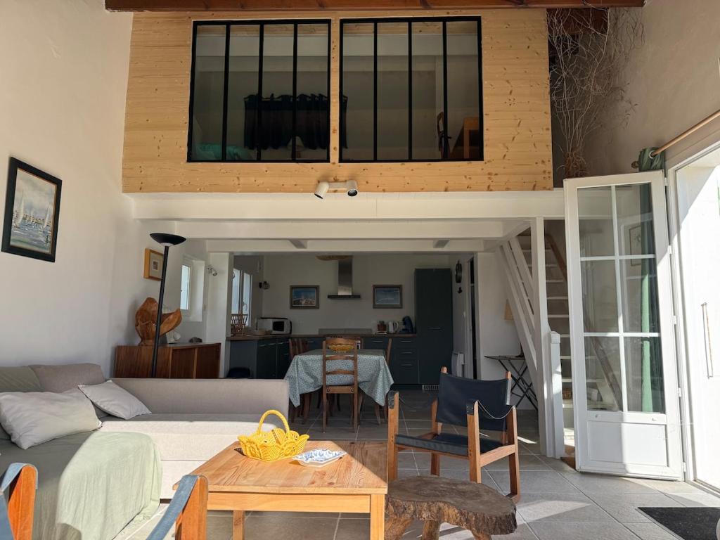 un salon avec un canapé et une table dans l'établissement ღ Maison des Dunes - 3 chambres, Jardin & Proche Plage, à Saint-Clément-des-Baleines