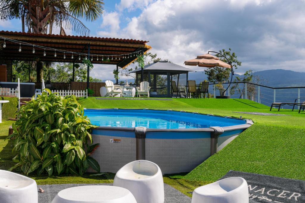 Bazén v ubytování Glamping Renacer Vistas Turrialba, Paris nebo v jeho okolí