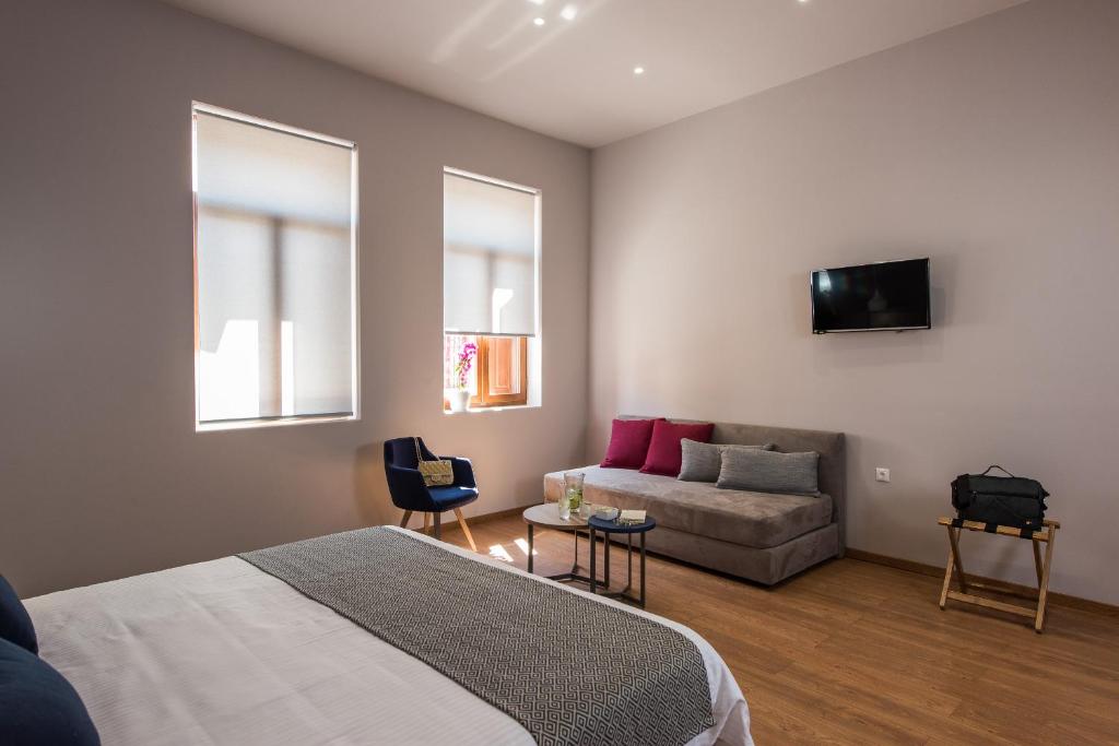 Telewizja i/lub zestaw kina domowego w obiekcie Bluebell Luxury Suites
