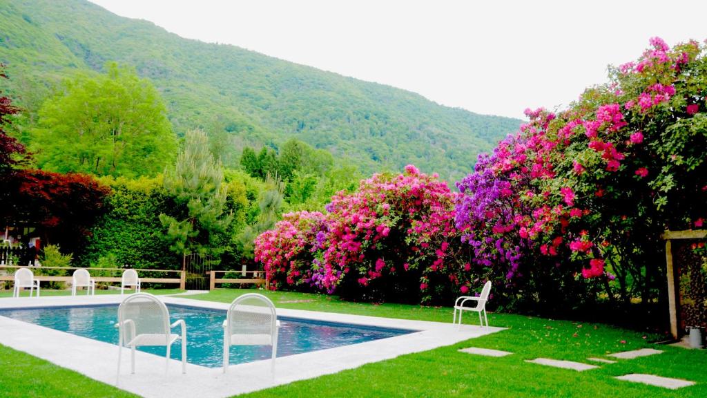 Bazén v ubytování Eco-Resort Parco Botanico Fiorlago nebo v jeho okolí
