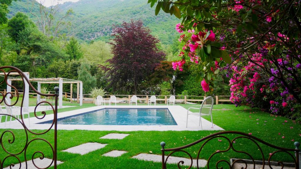 Bazén v ubytování Eco-Resort Parco Botanico Fiorlago nebo v jeho okolí