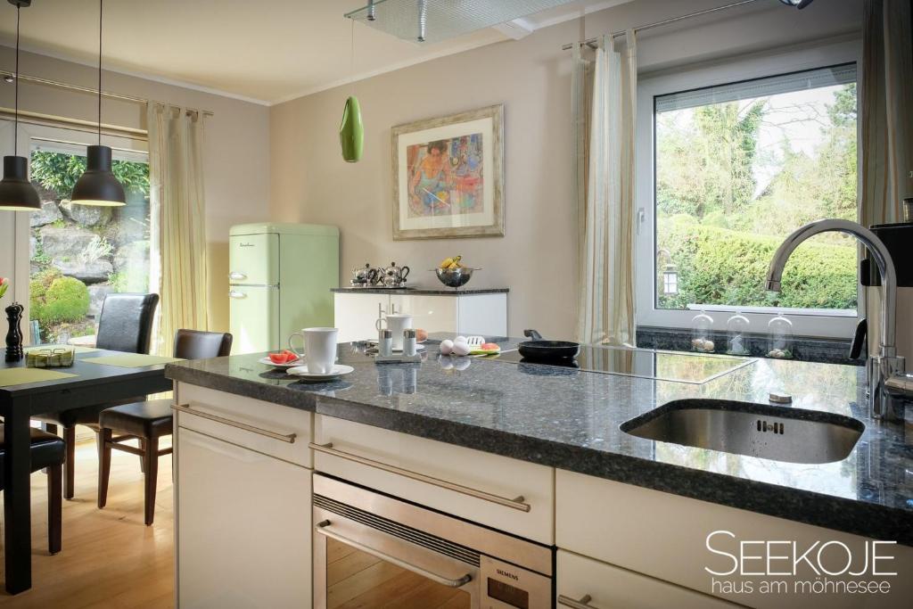 Kuchyň nebo kuchyňský kout v ubytování Seekoje - Haus Am Möhnesee