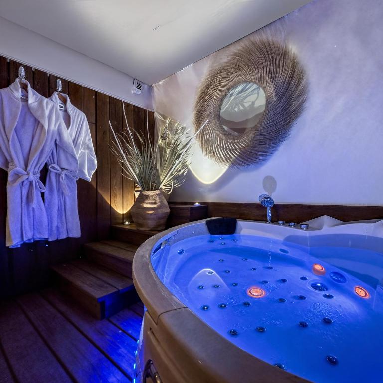 un jacuzzi au milieu d'une pièce dans l'établissement Bali Room, à Toulouse