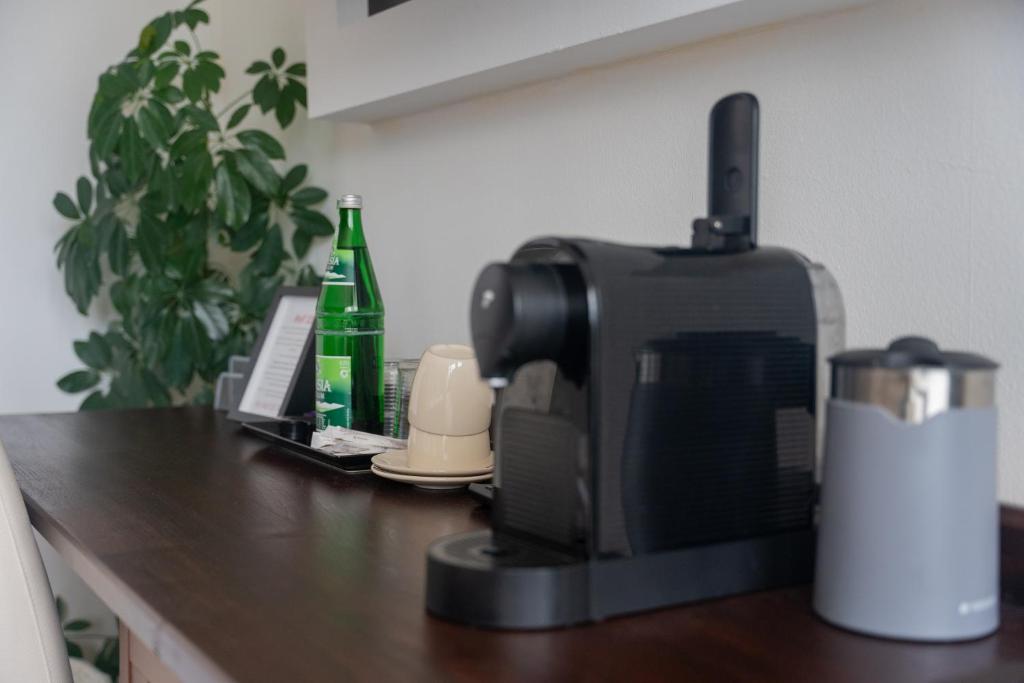 Příslušenství pro přípravu čaje a kávy v ubytování Hotel Scheunenwerk - Nürnberg Nord