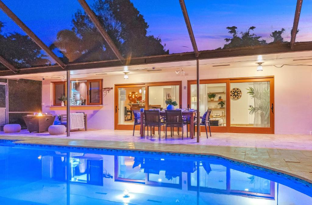 ein Bild von einem Haus mit einem Swimmingpool in der Unterkunft Family Beach Home With Home Theater & Heated Pool! in Hollywood