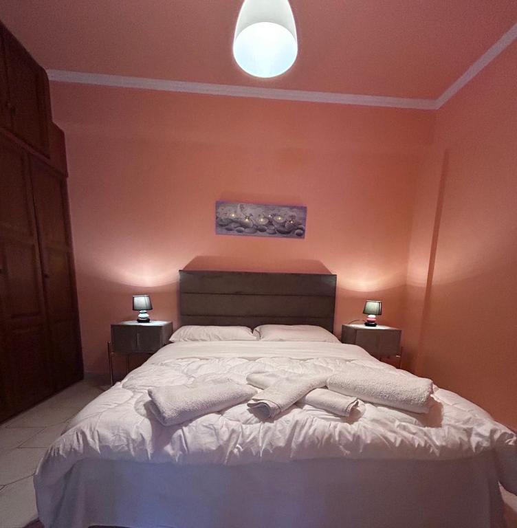 Łóżko lub łóżka w pokoju w obiekcie Monemvasia Lazarus Beach Apartment