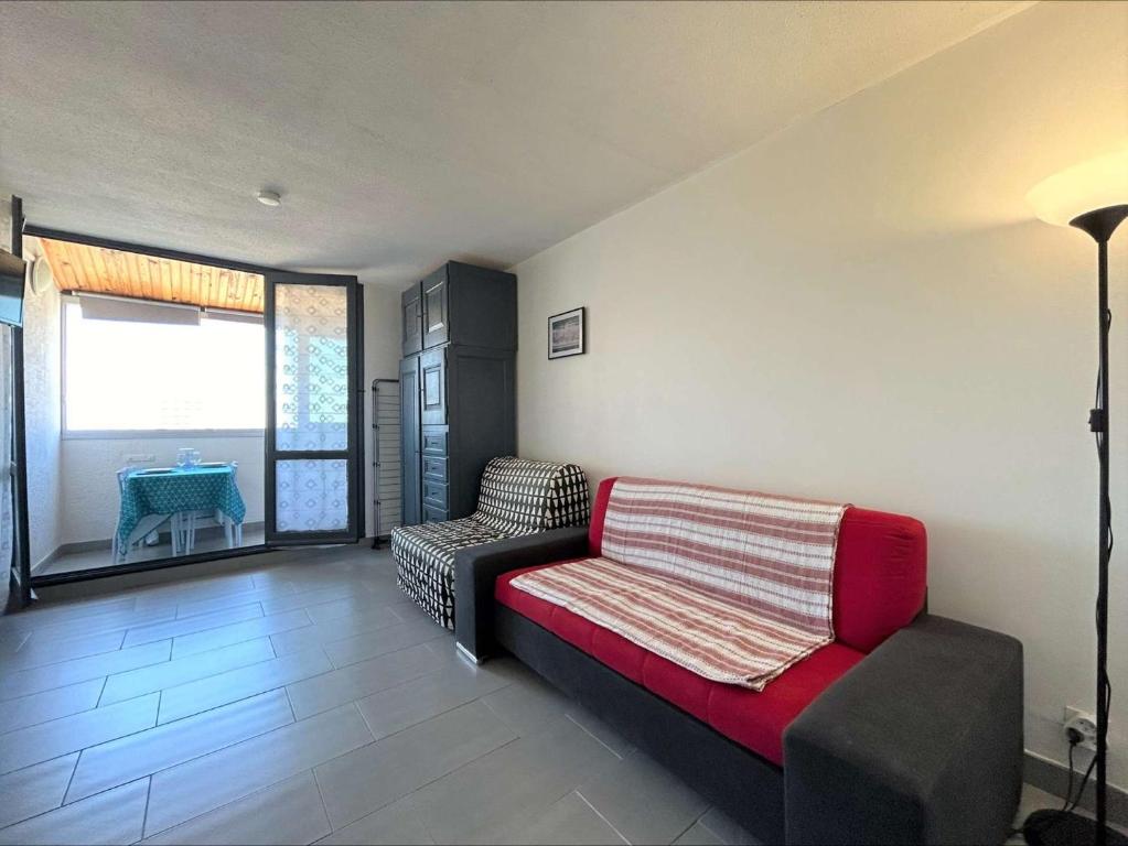 un salon avec un canapé et une chaise dans l'établissement Studio 3 couchages CAP D'AGDE CT395-050, au Cap d'Agde