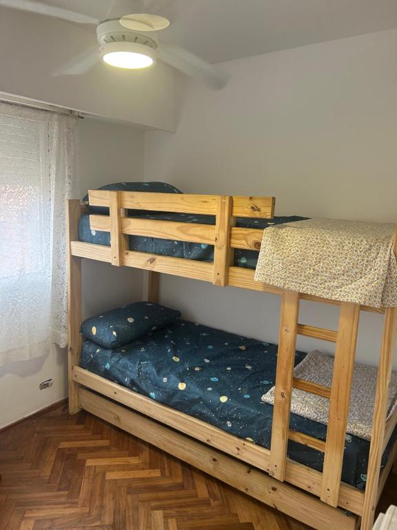 Un dormitorio con dos literas en una habitación. en Rosario centro, en Rosario