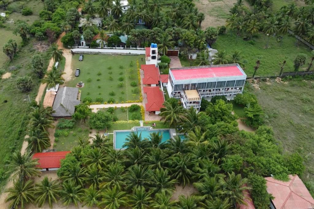Bazén v ubytování NN Beach Resort Nilaveli nebo v jeho okolí