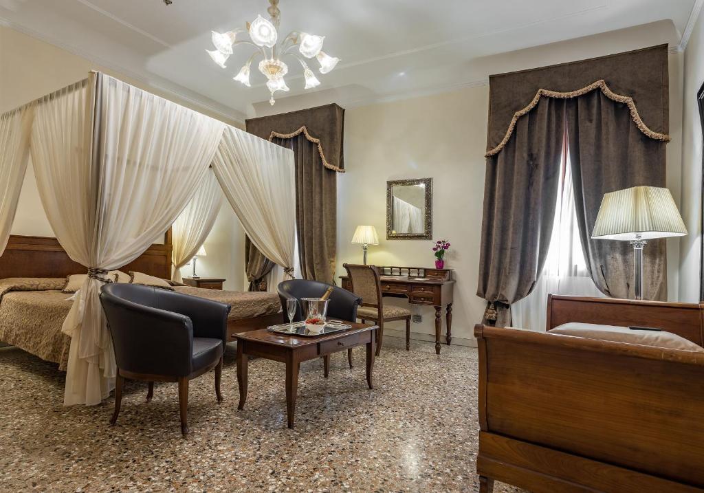Postel nebo postele na pokoji v ubytování Hotel Dell'Opera